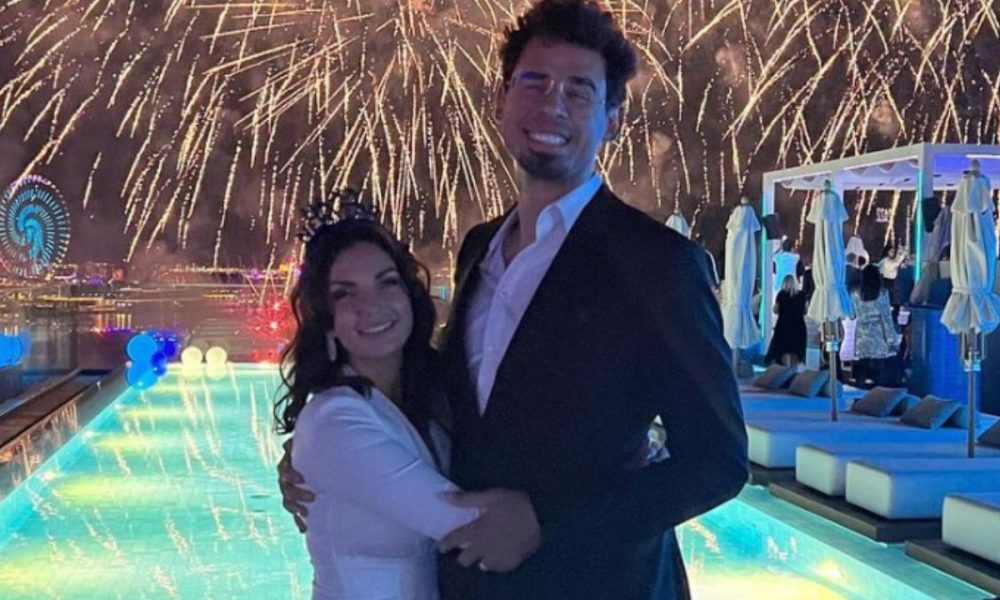 Elettra Lamborghini: “Buon ano a tutti”, l’ironia dilaga sui social