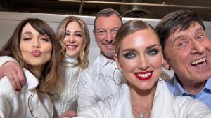 Sanremo23, le foto dal backstage: Amadeus posa con le co-conduttrici