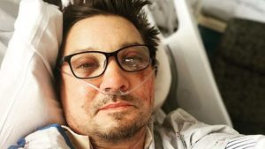 Jeremy Renner parla dall’ospedale: “Sono messo male”