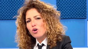 “Noto giornalista propone articoli in cambio di spogliarelli”: il caso a Le Iene
