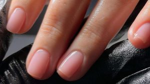 Lipgloss nails: le unghie protagoniste del 2023 sono naturali ed eleganti
