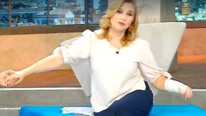 Serena Bortone in diretta con la mano fasciata dopo l’operazione