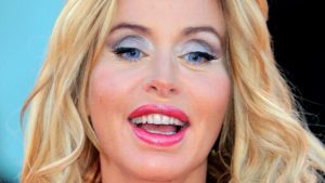 Cantante Mascherato 4, nervi tesi dietro le quinte: “bruciato” il nome di Valeria Marini