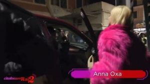Antonella Elia tenta di intervistare Anna Oxa: il risultato è esilarante