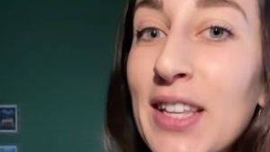 “E se questa canzone fosse in inglese?”: Aurora D’Amico spopola su Tik Tok