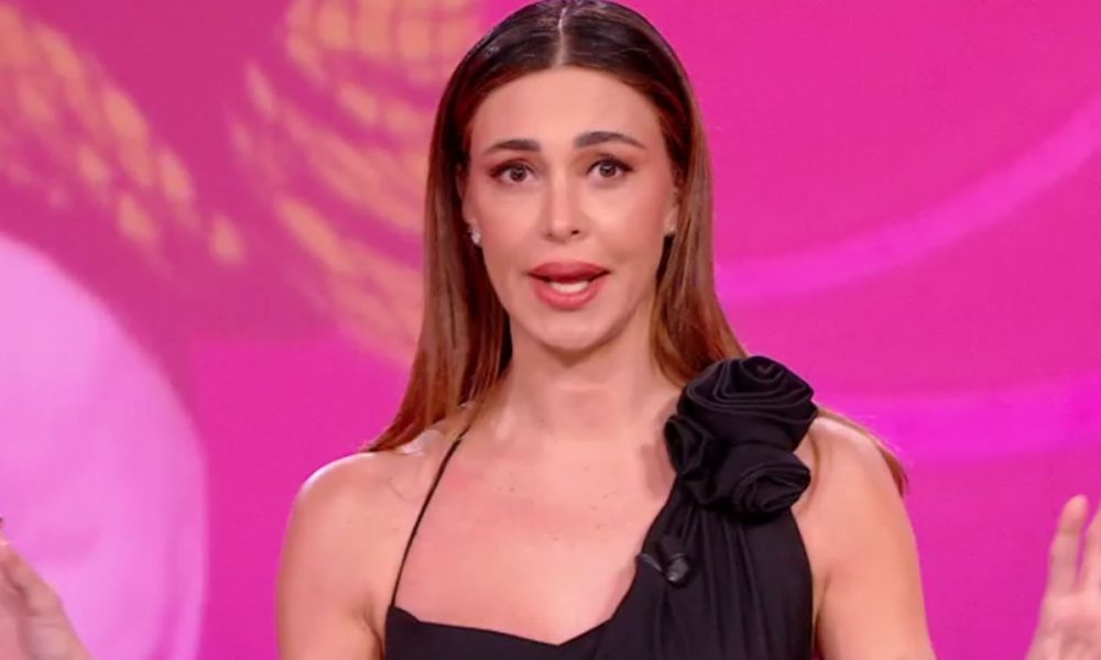 Belén presa di mira per il suo silenzio dopo la morte di Maurizio Costanzo