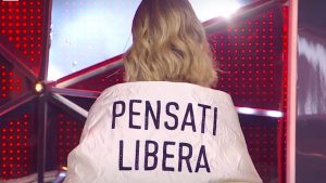 “Pensati libera”: il significato del vestito manifesto di Chiara Ferragni a Sanremo