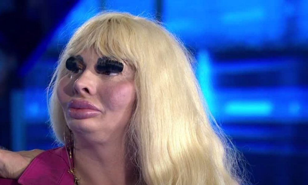 Elenoire Ferruzzi, pioggia di critiche: la foto senza veli su Instagram
