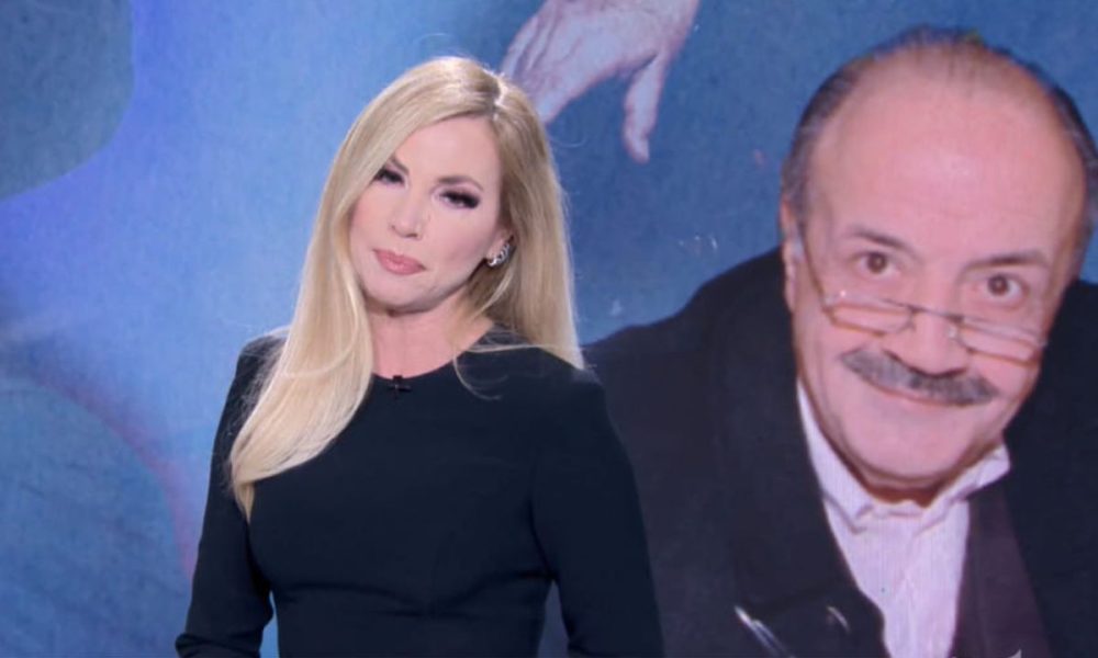 Federica Panicucci: “Ci dava delle imbeccate”, il ricordo su Costanzo