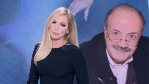 Federica Panicucci: “Ci dava delle imbeccate”, il ricordo su Costanzo