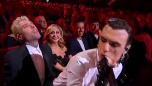 Fedez e Rosa Chemical: esposto alla Procura di Sanremo per “atti osceni in luogo pubblico”