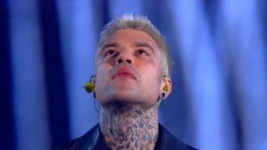Fedez, FdI attacca la Rai: “Sapevano che avrebbe strappato la foto”