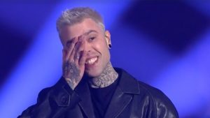 Fedez interrompe Amadeus a Sanremo: “Mi prendo la responsabilità di ciò che ho fatto”