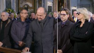 Funerali Maurizio Costanzo: chiesa gremita, De Filippi al fianco di Berlusconi