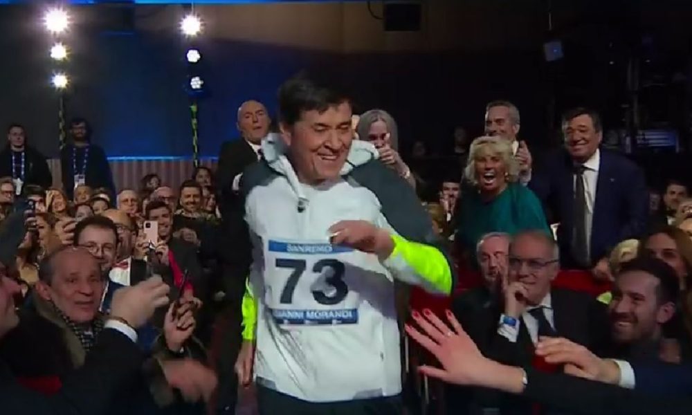 Gianni Morandi, la gaffe in diretta a Sanremo: “Caz*o, fammi passare”