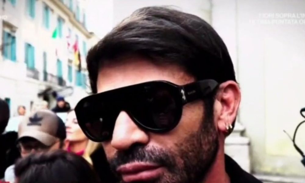 Gianni Sperti vicino al dolore di Maria: “Non la abbandonerò mai”