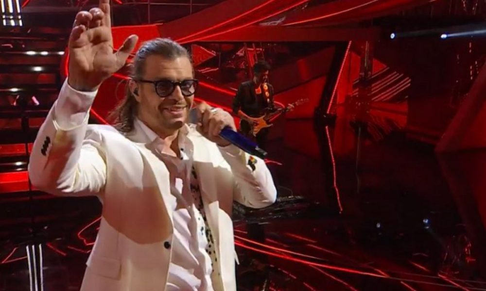 Grignani interrompe l’esibizione a Sanremo: il riferimento a Blanco
