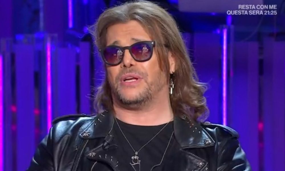 Grignani ospite a Domenica In: “Sangue dal naso?”, il pubblico nota una ferita