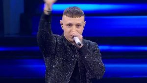 Lazza, l’autografo sulla scarpa per una fan: a quanto è stata venduta