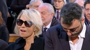 Addio Maurizio Costanzo: il sorriso di Maria De Filippi durante l’omelia