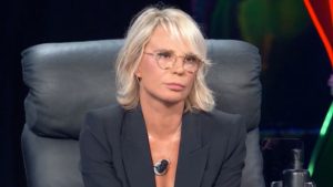 Maria De Filippi alla Camera ardente di Costanzo, ma i fan le chiedono i selfie