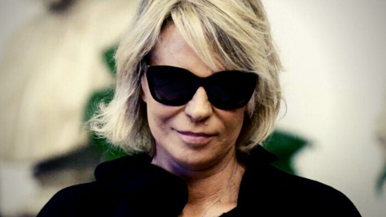 Maria De Filippi selfie uomo