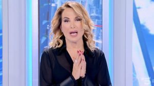 Mediaset in lutto per Maurizio Costanzo: abiti neri per la d’Urso, cambia la programmazione