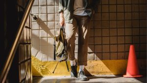 Non solo jeans: i pantaloni che ogni uomo dovrebbe avere nell’armadio 