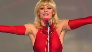 A far la moda comincia tu: a Sanremo l’omaggio a Raffaella Carrà