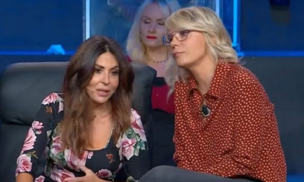Sabrina Ferilli in aeroporto: l’attrice rientra in Italia per stare accanto a Maria De Filippi