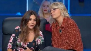 Sabrina Ferilli in aeroporto: l’attrice rientra in Italia per stare accanto a Maria De Filippi