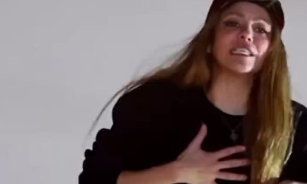 Shakira: i fan sotto casa per il compleanno, la cantante si commuove