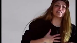 Shakira: i fan sotto casa per il compleanno, la cantante si commuove