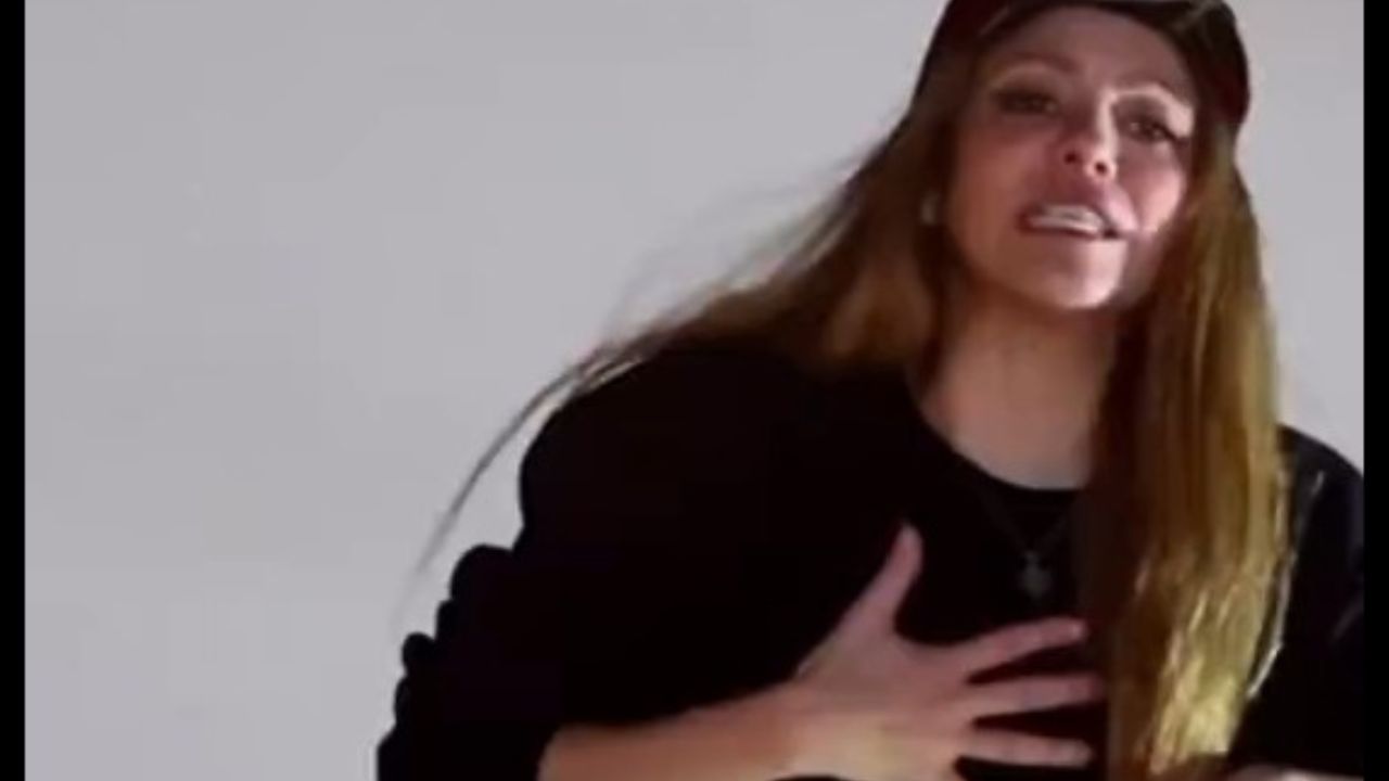 Shakira: i fan sotto casa per il compleanno, la cantante si commuove 41 shakira compleanno