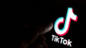 Tik Tok: arriva la decisione di sospendere l’uso dell’applicazione sui dispositivi aziendali
