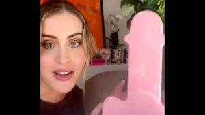“So che siete scioccati”: Valentina Ferragni spiega il pene gigante