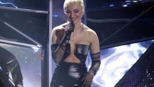 Sanremo, qual è il vestito che vogliono tutte: il caso di Arisa e la violinista di Lazza
