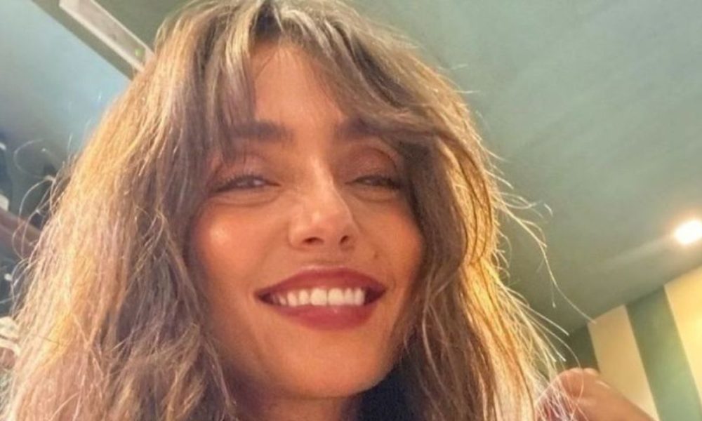 Ambra Angiolini: “Casa e chiesa”, le foto social con la tutina sexy
