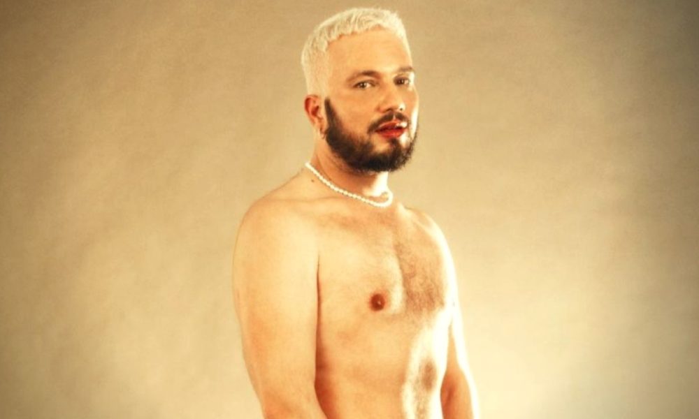 Antonino Spadaccino nudo sui social: la foto senza veli dell’artista