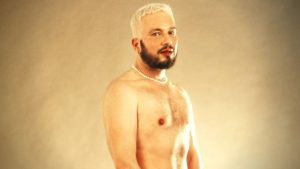 Antonino Spadaccino nudo sui social: la foto senza veli dell’artista