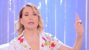 Barbara d’Urso accusata di “spolpare le vicende”: la replica della conduttrice
