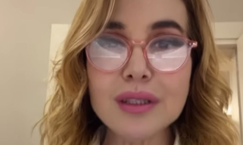 Barbara d’Urso, imprevisto a teatro: “Che succede, ci incendiamo tutti?”