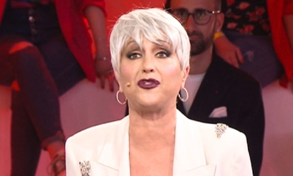 Perché Alessandra Celentano ha una parrucca ad Amici?