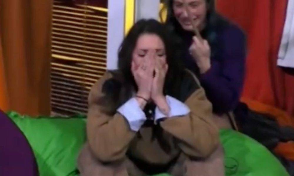 Edoardo Donnamaria con il megafono in piena notte fuori dal GF Vip 7