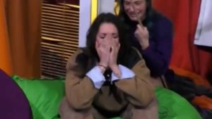 Edoardo Donnamaria con il megafono in piena notte fuori dal GF Vip 7