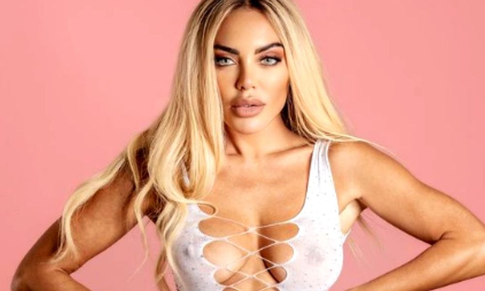 Elena Morali scherza sulla gravidanza: il gesto fa discutere i social