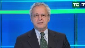 Enrico Mentana conduce il TG con i suoi cani sotto il bancone