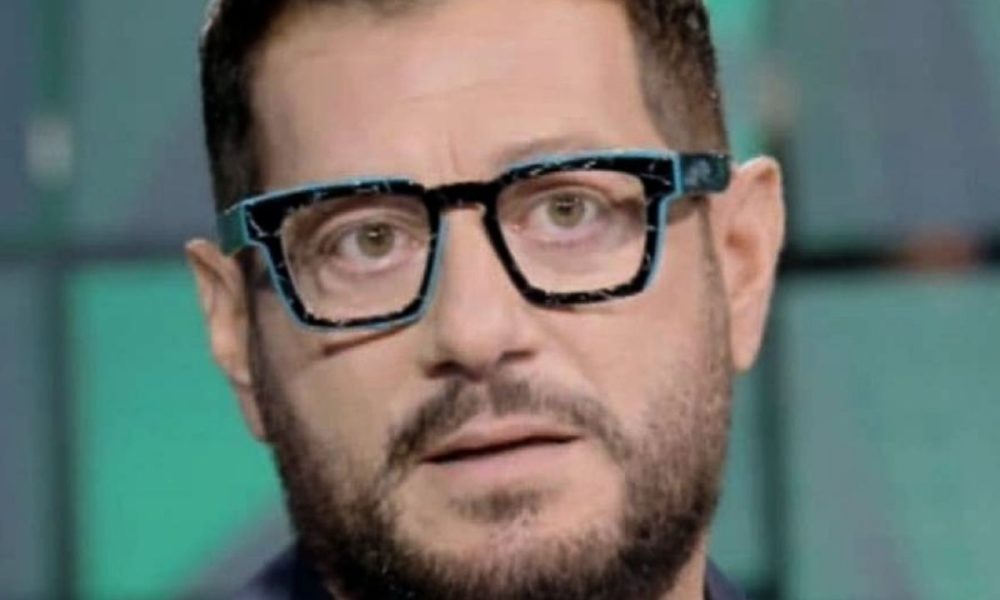 Enrico Papi sbotta, ennesima bufala: “Avete rotto i coglion*”