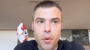 Fedez e il provino per un film con Jennifer Aniston: “Avevo una pistola finta”