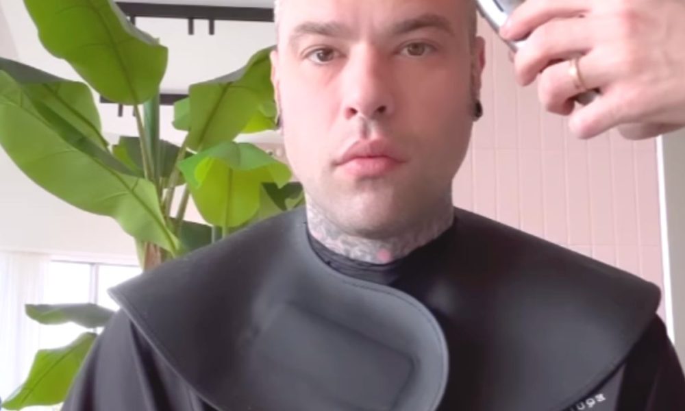 Fedez, cambio look totale: l’apparizione su Instagram rasato a zero